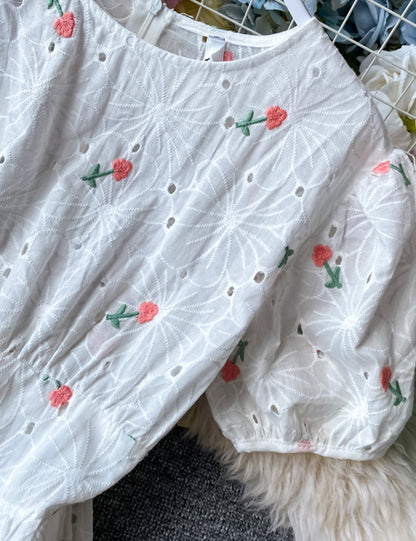 Niedliches locker sitzendes weißes besticktes Kleid 056