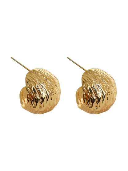 Boucles d'oreilles françaises texturées dorées, design de niche, haut de gamme, luxe léger, tempérament polyvalent, boucles d'oreilles en métal pour femmes e010