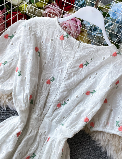 Niedliches locker sitzendes weißes besticktes Kleid 056