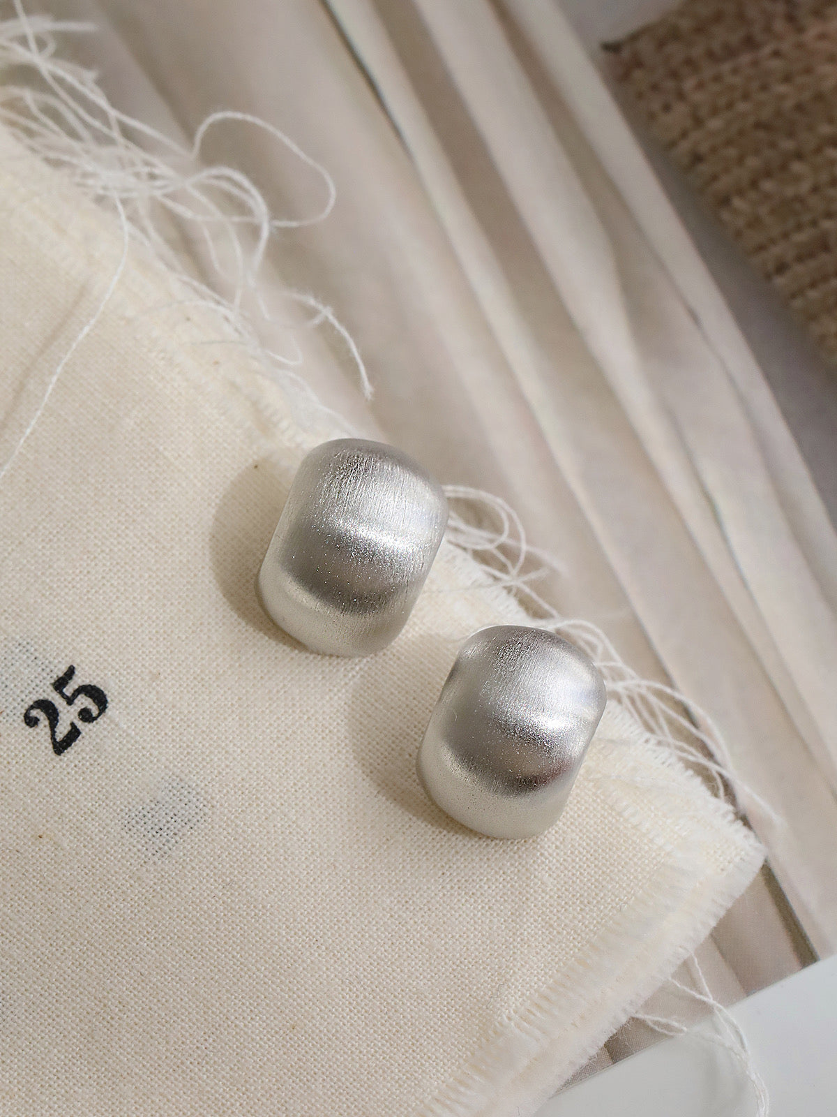 Frosted adzuki Doudou French niche earrings women's ins style high-end sense simple and versatile earrings temperament earrings e006