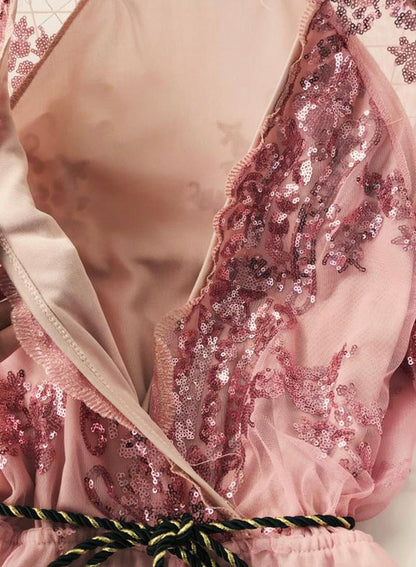 Ein langärmeliges Pailletten-Kleid mit V-Ausschnitt in A-Linie 049