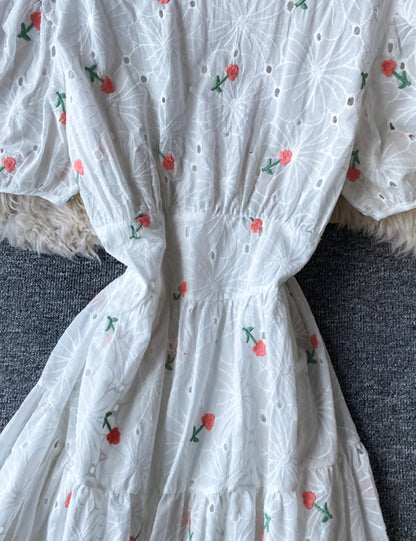Niedliches locker sitzendes weißes besticktes Kleid 056