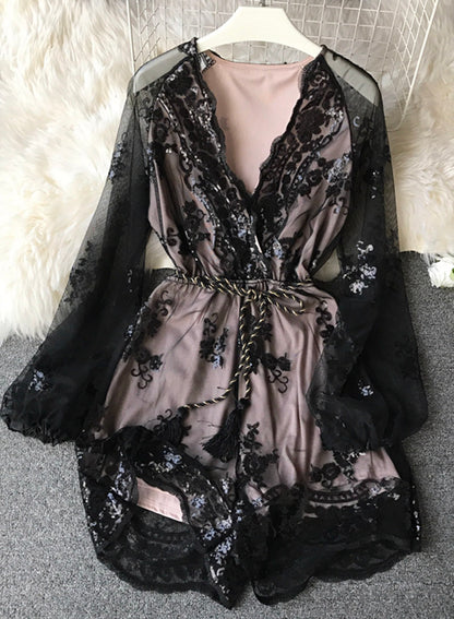 Ein langärmeliges Pailletten-Kleid mit V-Ausschnitt in A-Linie 049