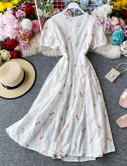 Niedliches locker sitzendes weißes besticktes Kleid 056