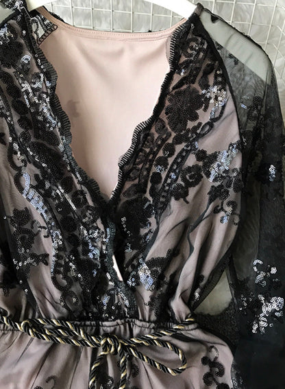 Ein langärmeliges Pailletten-Kleid mit V-Ausschnitt in A-Linie 049