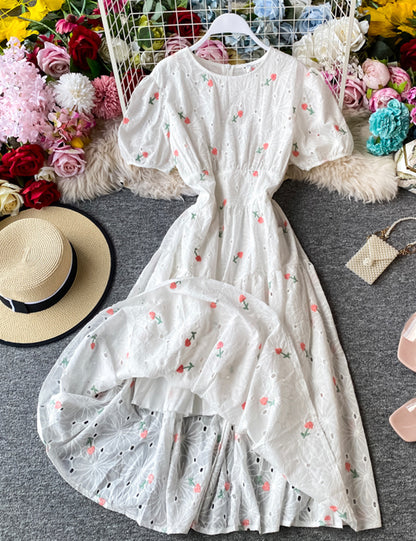 Niedliches locker sitzendes weißes besticktes Kleid 056